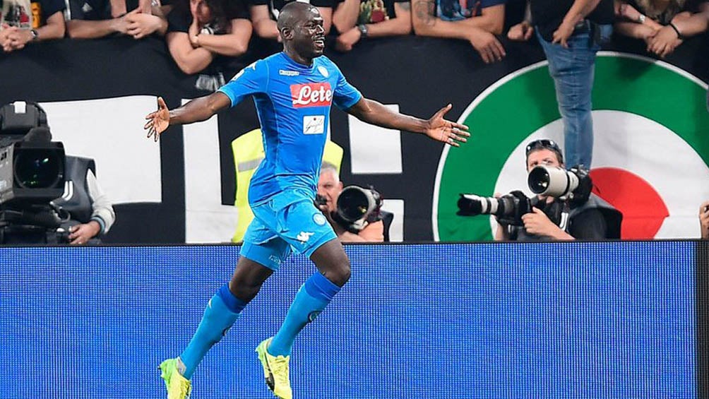 Kalidou Koulibaly durante un duelo con el Napoli 