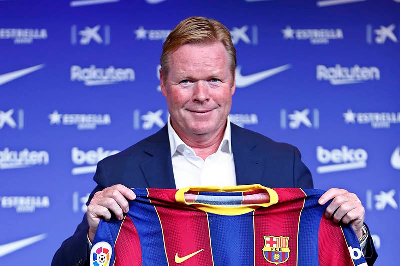 Koeman posa con la camiseta del Barcelona 