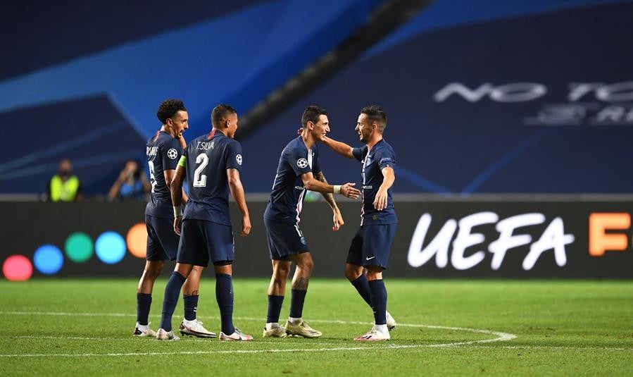 Jugadores del PSG celebran gol ante Leipzig