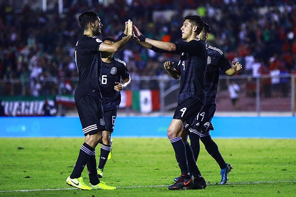 Jugadores del Tri festejan un gol 