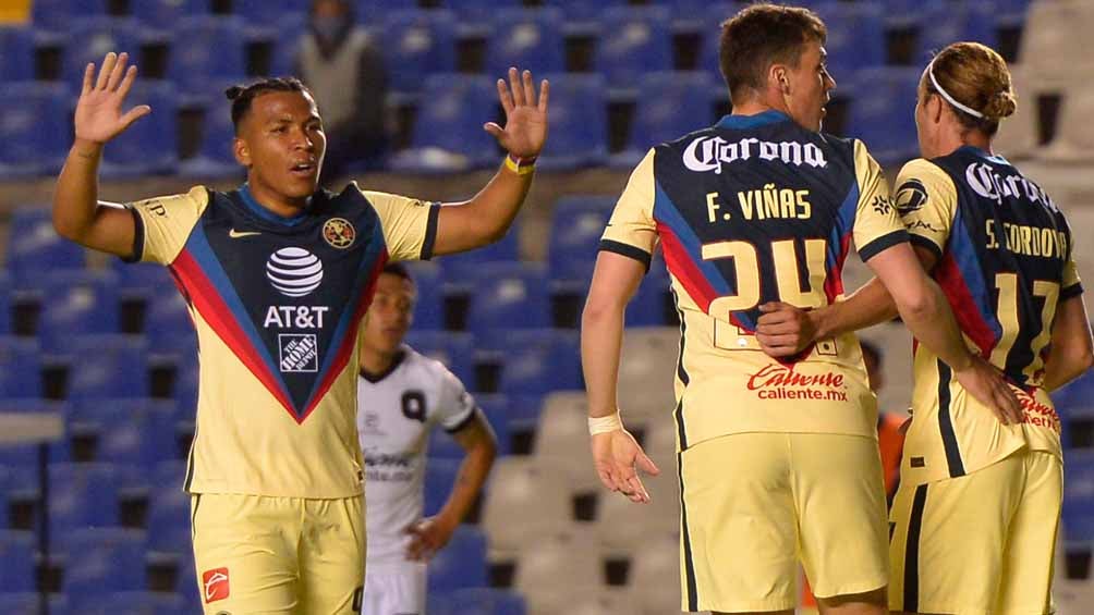 Jugadores del América festejan una anotación