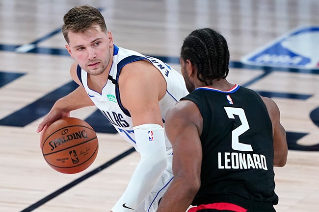 Doncic intenta superar a Leonard en el uno contra uno