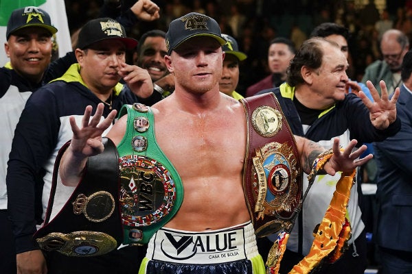 Canelo Álvarez con sus cinturones