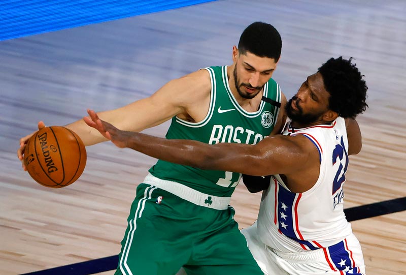 Enes Kanter, con el balón durante el juego