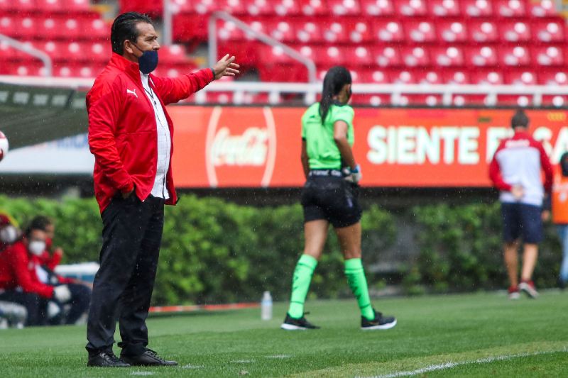 Coyote con cubrebocas en la pretemporada de Chivas 