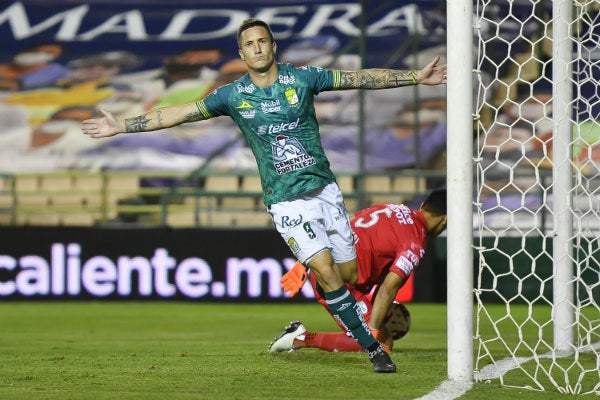 Leo Ramos celebra un gol con el León