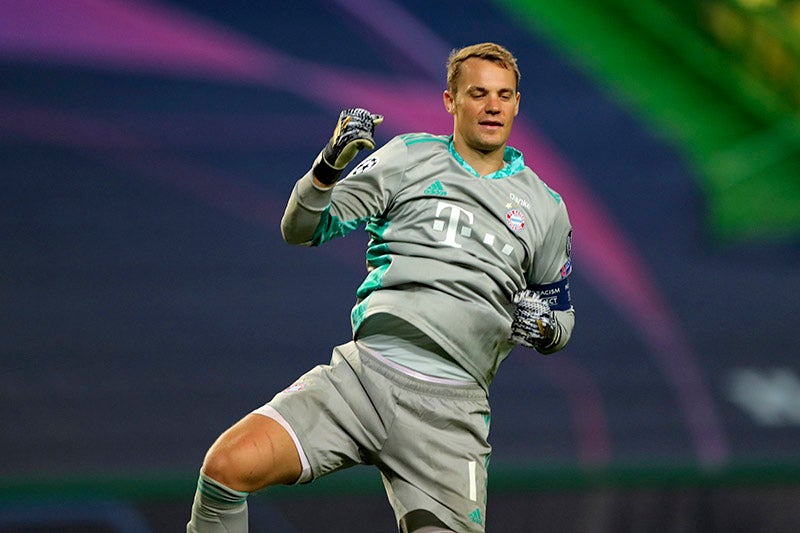 Manuel Neuer festeja un gol del Bayern ante el Lyon en Champions