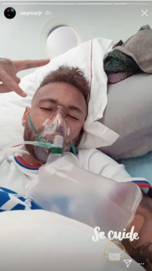 Neymar recostado conectado a un respirador 