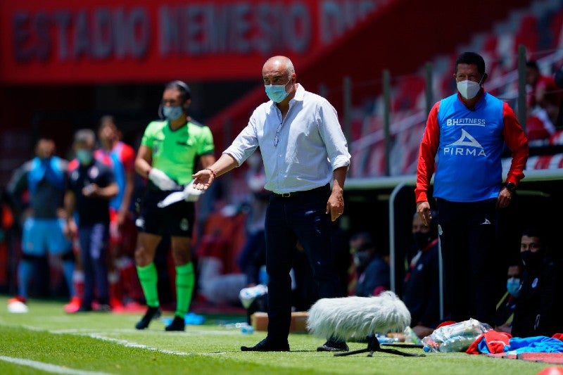 Vázquez con cubrebocas en el juego en contra de los Diablos