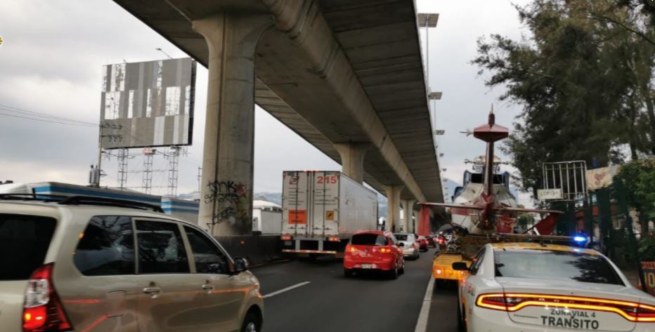 Autoridades capitalinas siguen la caravana que transporta al avión