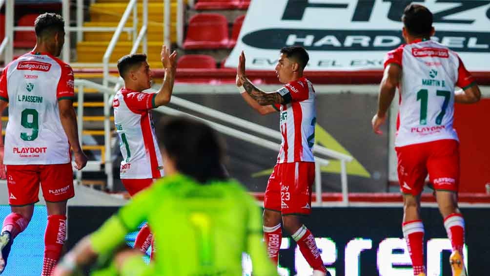 Jugadores del Necaxa celebran el gol de la victoria 