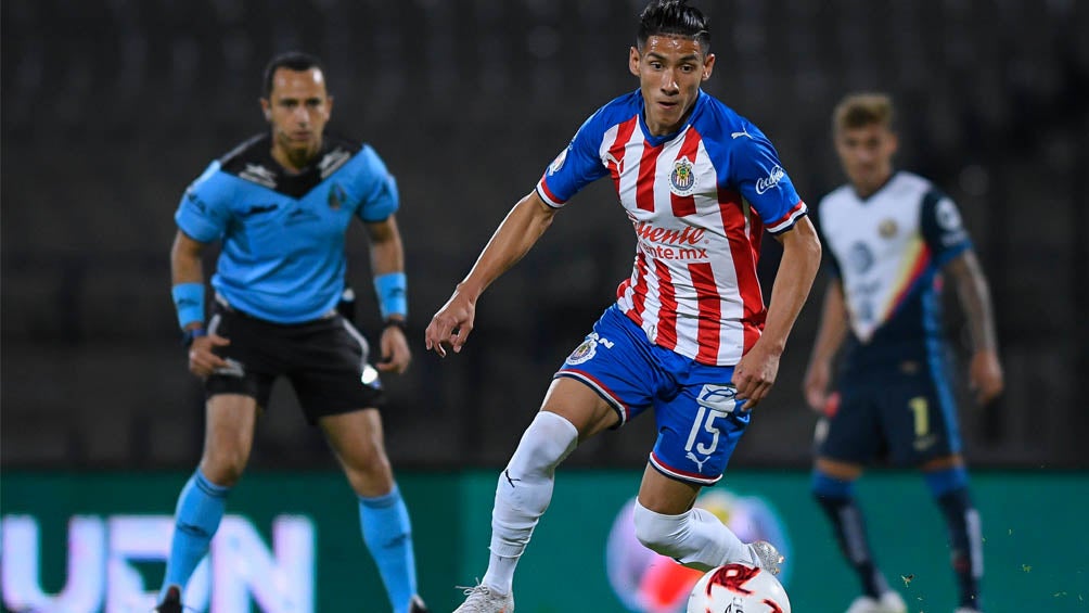 Antuna conduce la redonda en un juego de Chivas