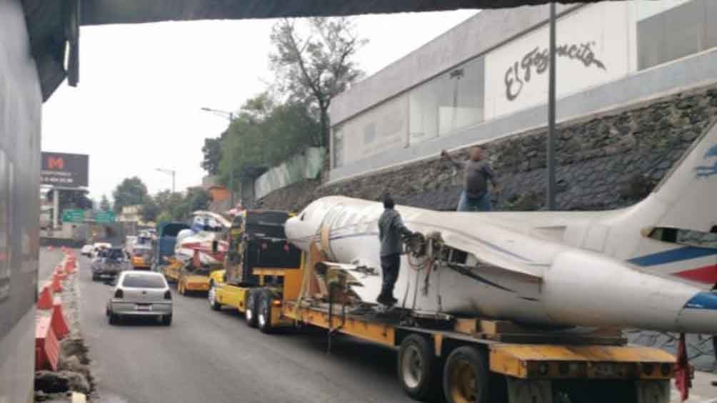 Jet tipo Cessna 550 quedó atorado en bajopuente en Viaducto Tlalpan