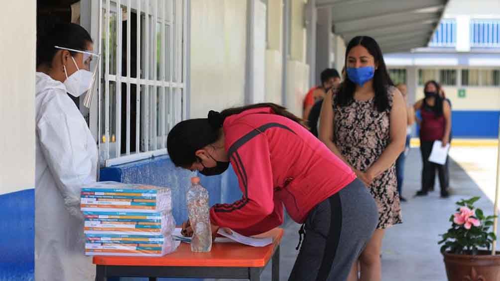 Entrega de libros escolares en medio de la pandemia por Covid-19 en México