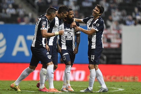 Jugadores de Rayados festejan un gol 