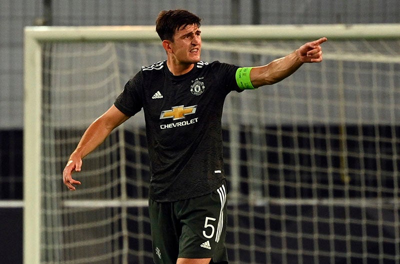 Harry Maguire durante un duelo con el Manchester United 