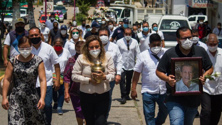 Funeral con cubrebocas en el Estado de México