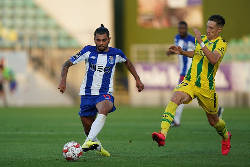 Tecatito durante un duelo con el Porto 