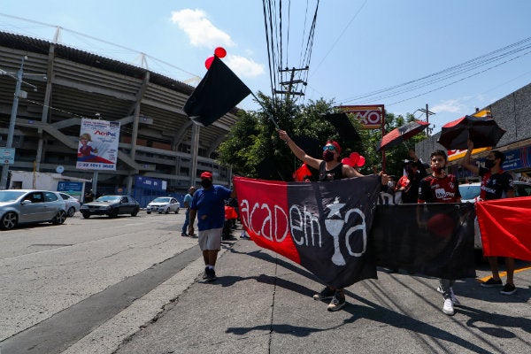 La afición de los Zorros afuera del Jalisco