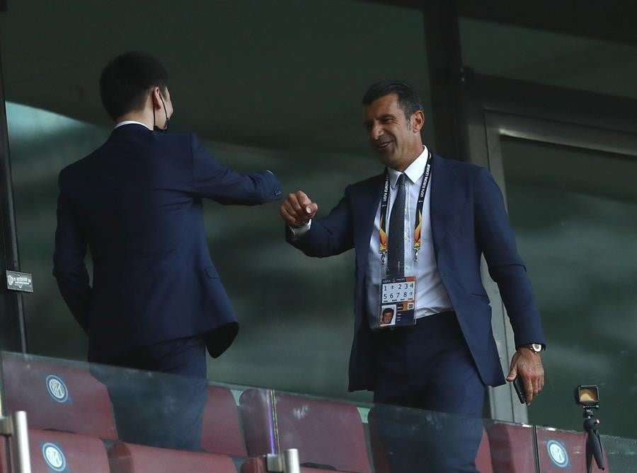 Figo saludando al presidente del Inter en la final de Europa League