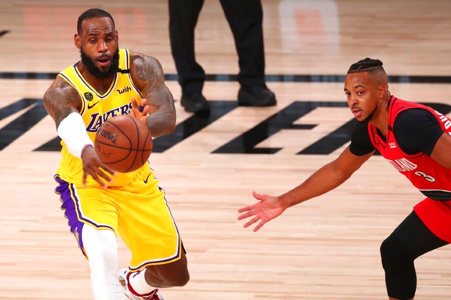 Lebron James durante un partido con los Lakers