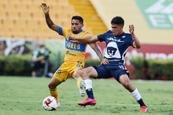 Rivas en acción con Pumas vs Tigres