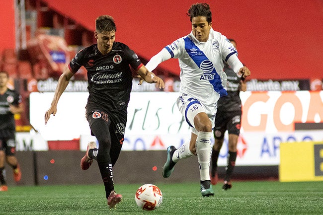 Lainez conduce el balón ante la mirada de Aguilar