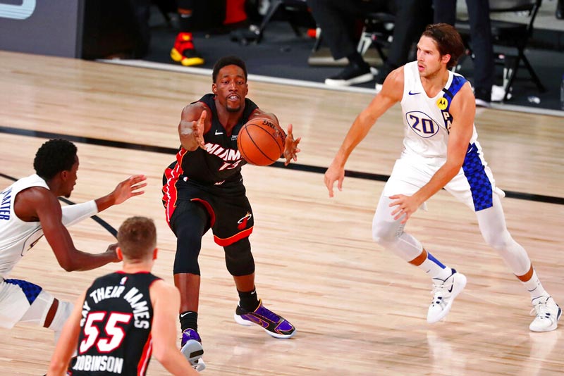 Bam Adebayo recibe el balón