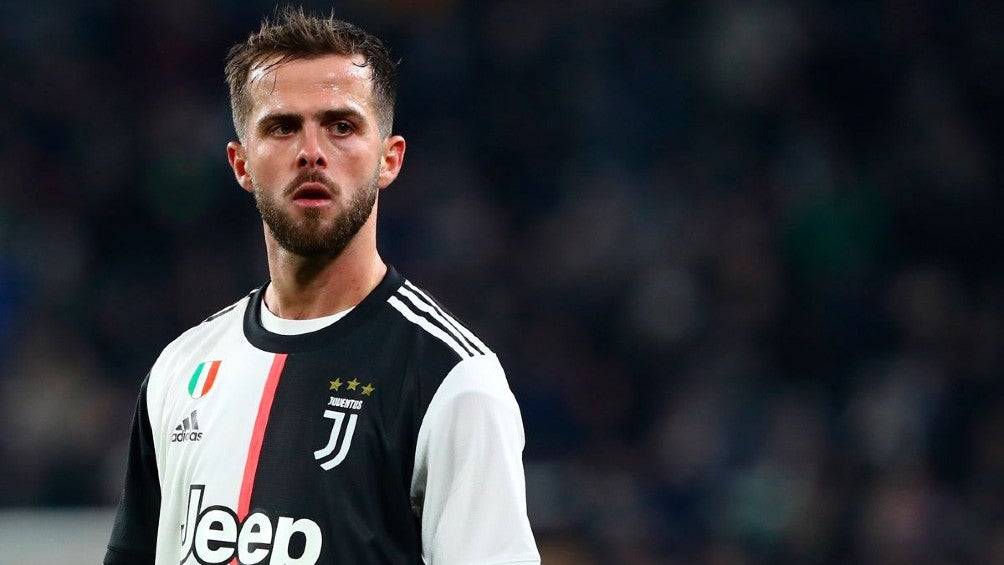 Miralem Pjanic durante un partido con Juventus