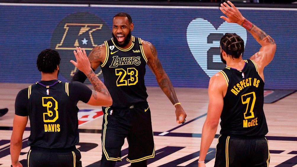 LeBron James festeja con sus compañeros