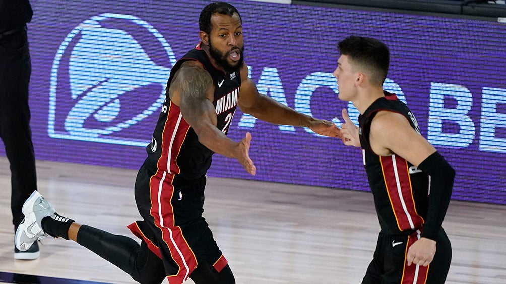 Iguodala y Herro se felicitan tras una canasta