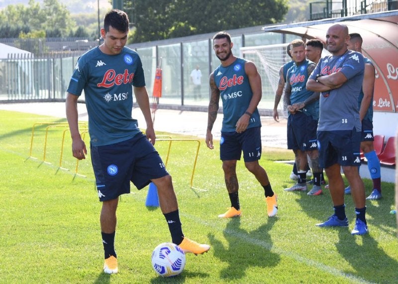 Hirving Lozano durante un entrenamiento con Napoli