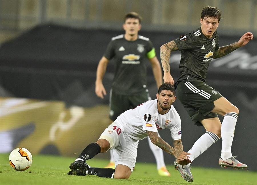 Victor Lindelof en acción con Manchester United