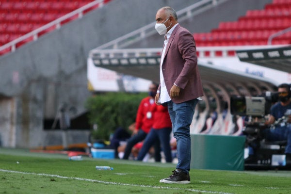 El entrenador del San Luis durante un partido