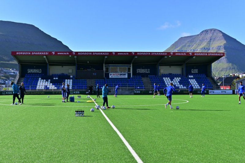 El equipo eslovaco entrenando en el estadio del Klaksvík