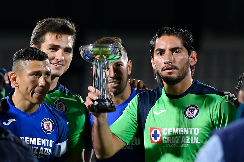 Los jugadores celestes alzando el trofeo de la Copa por México