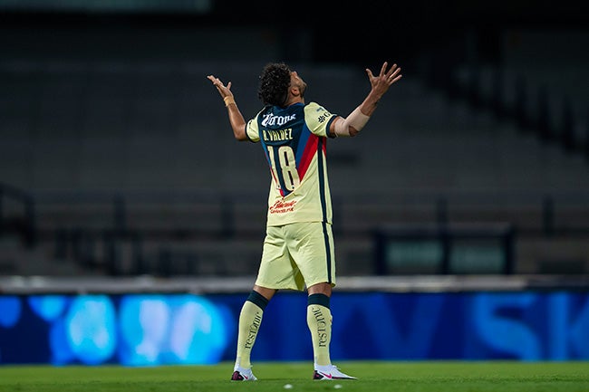 Valdez reza previo a un juego del América