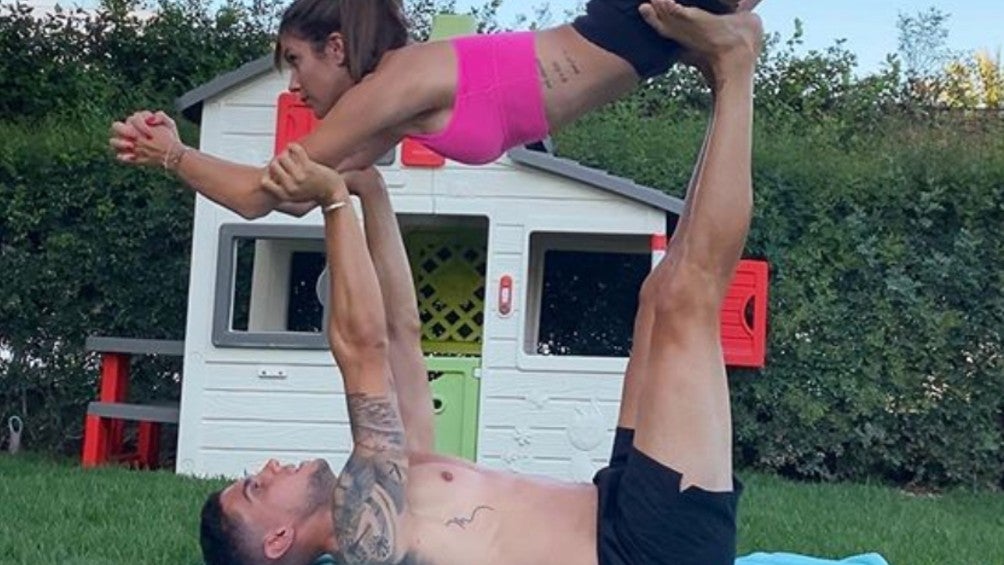 Bartra y Melissa Jiménez haciendo yoga