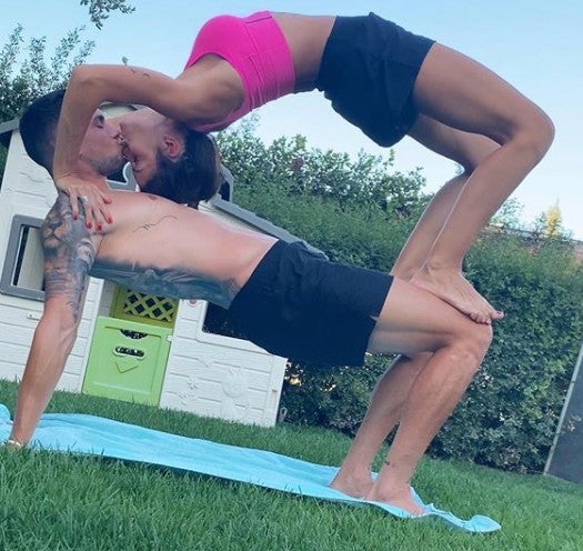 Bartra y Melissa Jiménez haciendo yoga