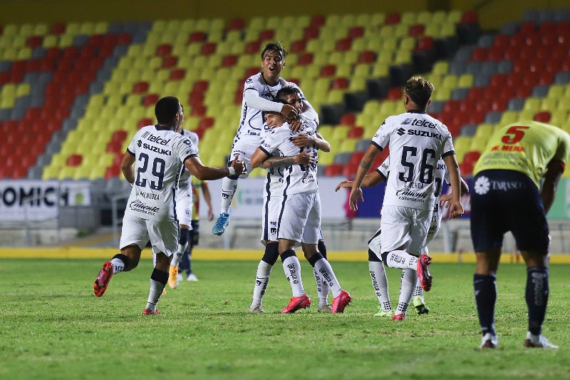 Bryan Lozano en festejo de gol