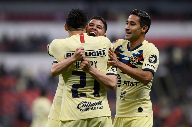 El lateral celebrando un gol con sus compañeros