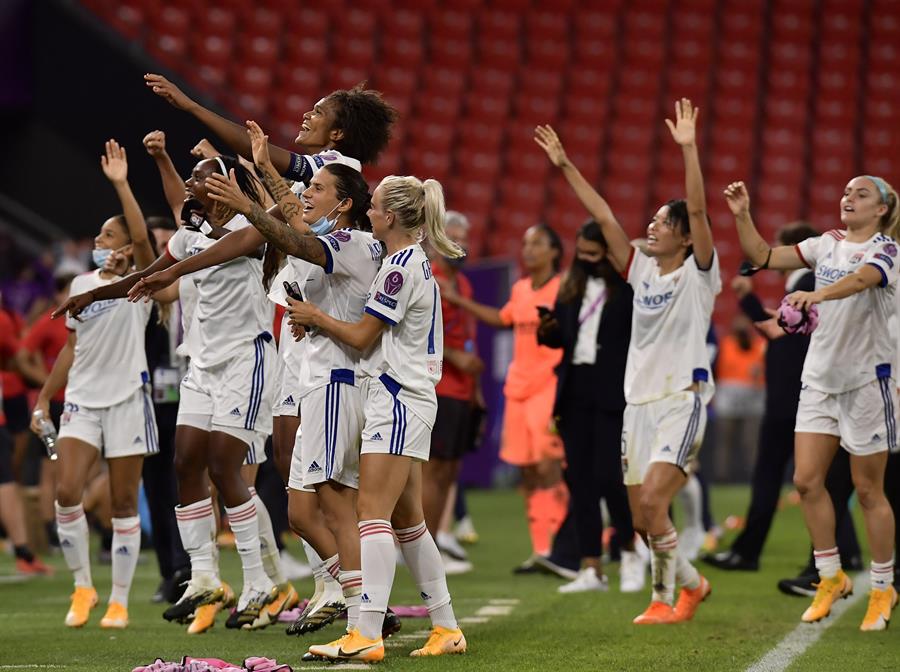 Jugadoras del Olympique festejan su pase a la siguiente ronda