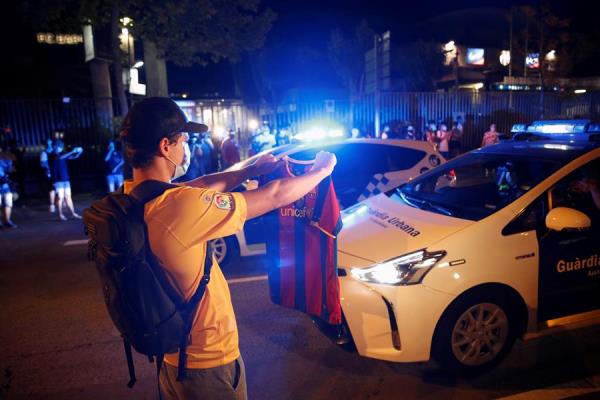 Aficionado muestra su playera de Messi a la policía