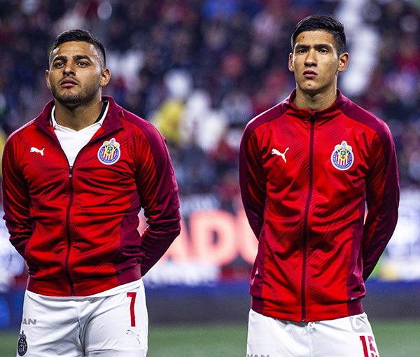 Alexis Vega y Uriel Antuna previo a un partido con Chivas