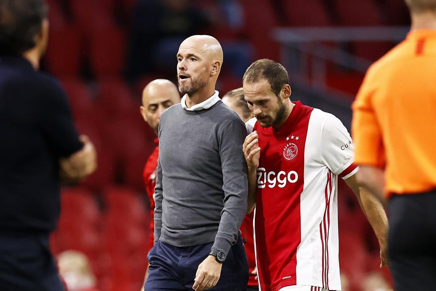 Erik ten Hag acompaña a su pupilo fuera del campo