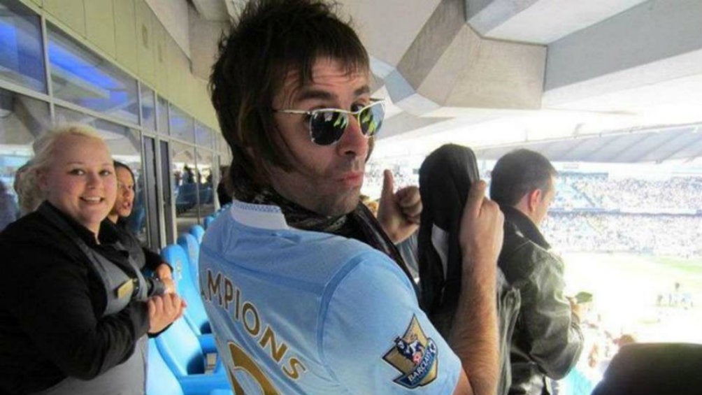 Liam Gallagher con su playera del City