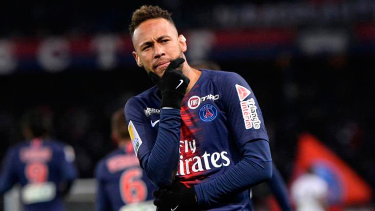 Neymar festeja una anotación con los parisinos