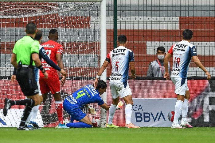 Toño Rodríguez en el error ante Toluca