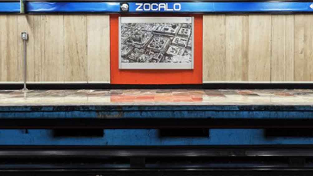 Señalamiento que indica estación Zócalo