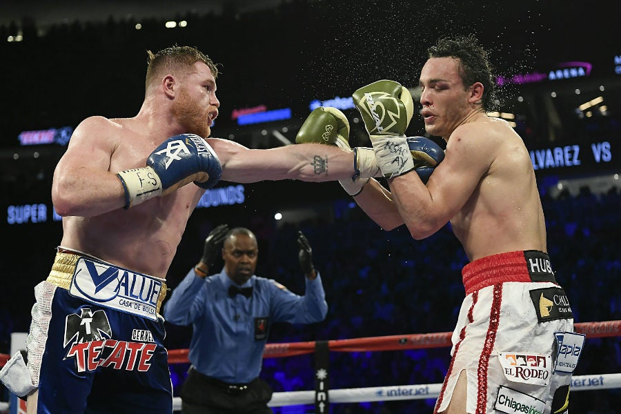 Chávez Carrasc en pelea ante Canelo Álvarez